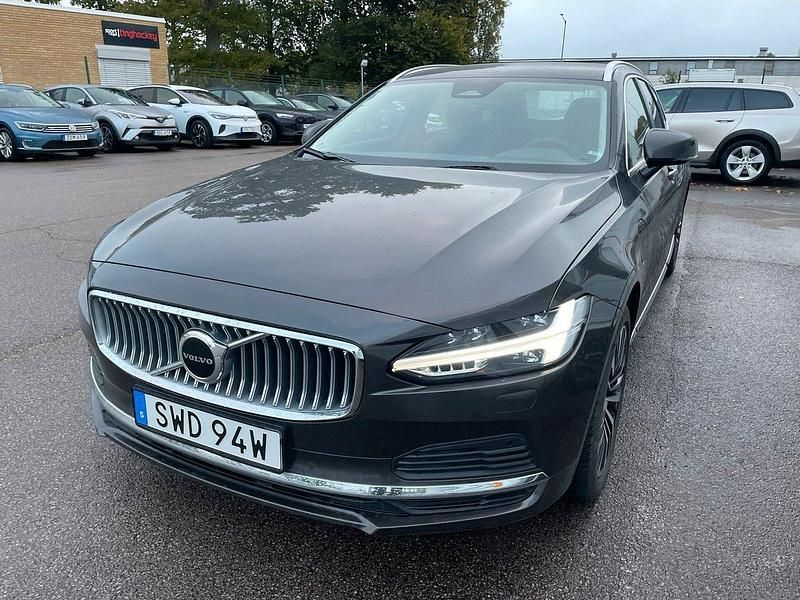 Grå (platinumgrå metallic) Begagnad 2023 Volvo V90 Core Kombi | 429 000 kr (Marknadspris) - Bild 1/2