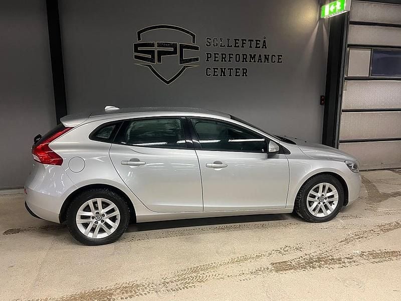 Begagnad Volvo V40 116 HK (85 kW) 2014 Silver Halvkombi