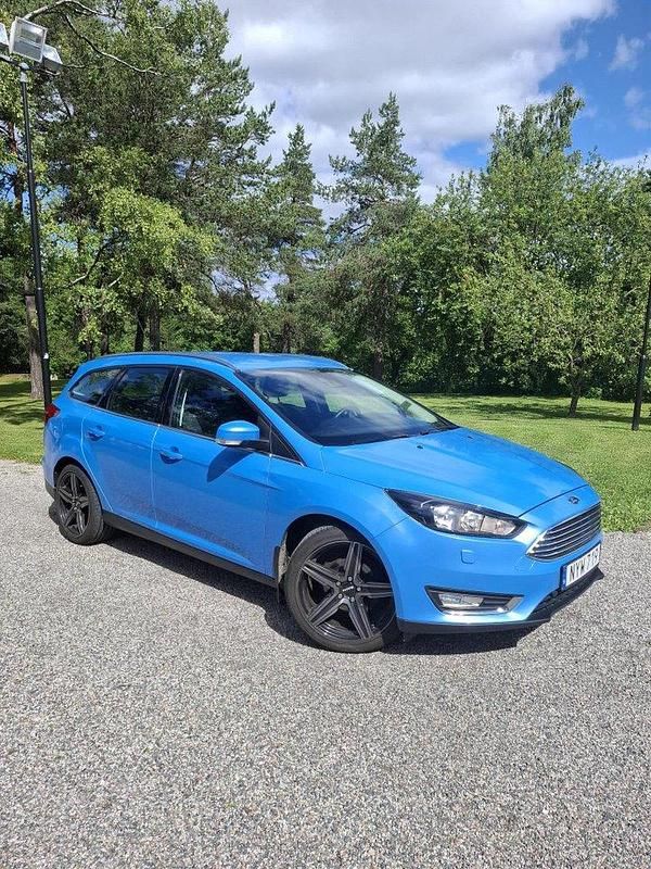 Blå Begagnad 2016 Ford Focus Titanium Kombi | 99 900 kr (Marknadspris) - Bild 1/4