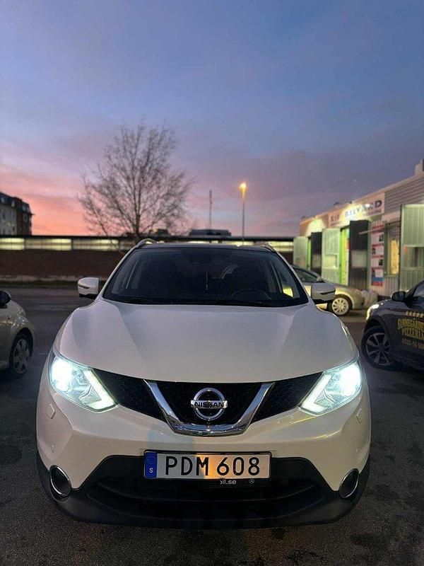 Vit Begagnad 2017 Nissan Qashqai SUV | 129 000 kr (Marknadspris) - Bild 1/4