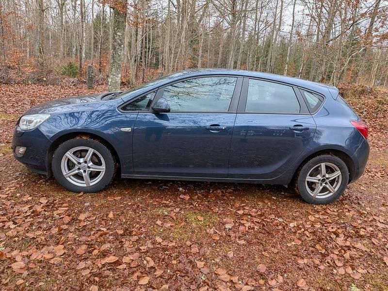 Blå Begagnad 2010 Opel Astra Halvkombi | 39 000 kr (Dyr) - Bild 1/4