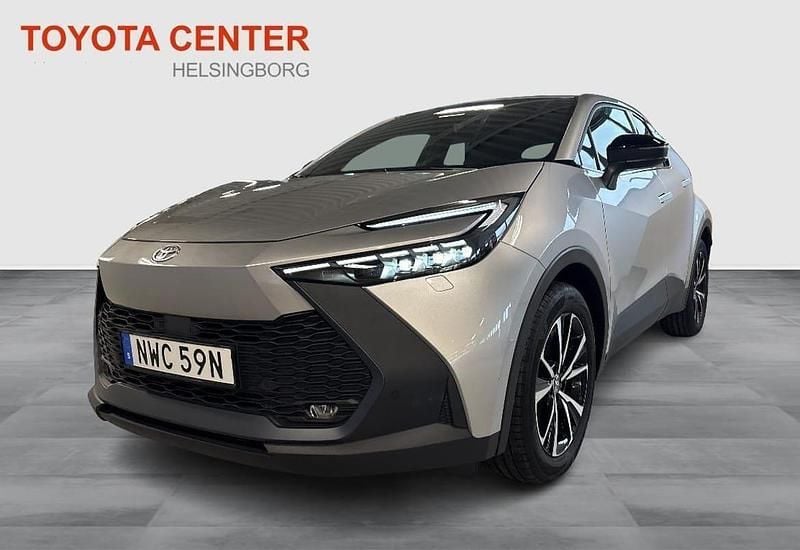 Silver Ny 2025 Toyota C-HR+ Style SUV | 435 300 kr (Marknadspris) - Bild 1/4
