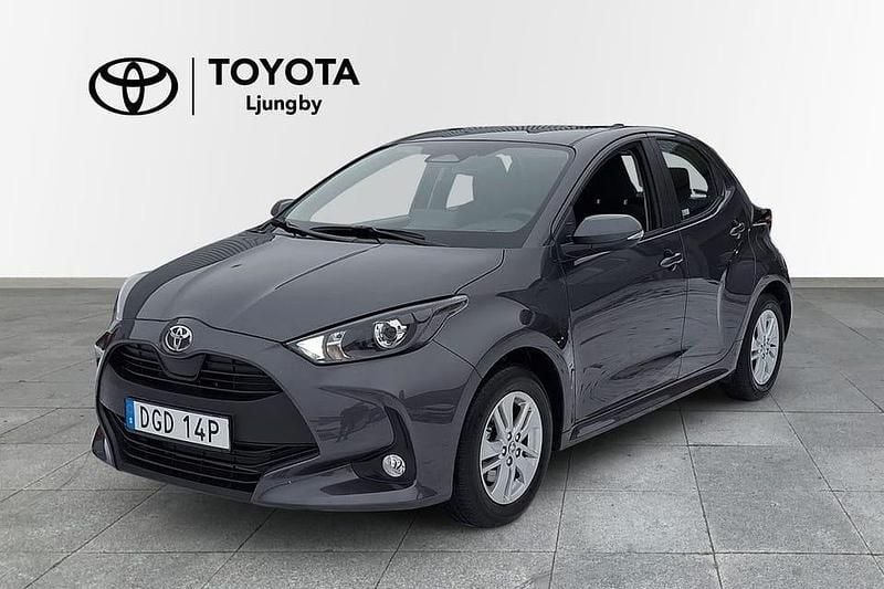 Grå Ny 2025 Toyota Yaris Hybrid Active Halvkombi | 249 000 kr (Marknadspris) - Bild 1/4