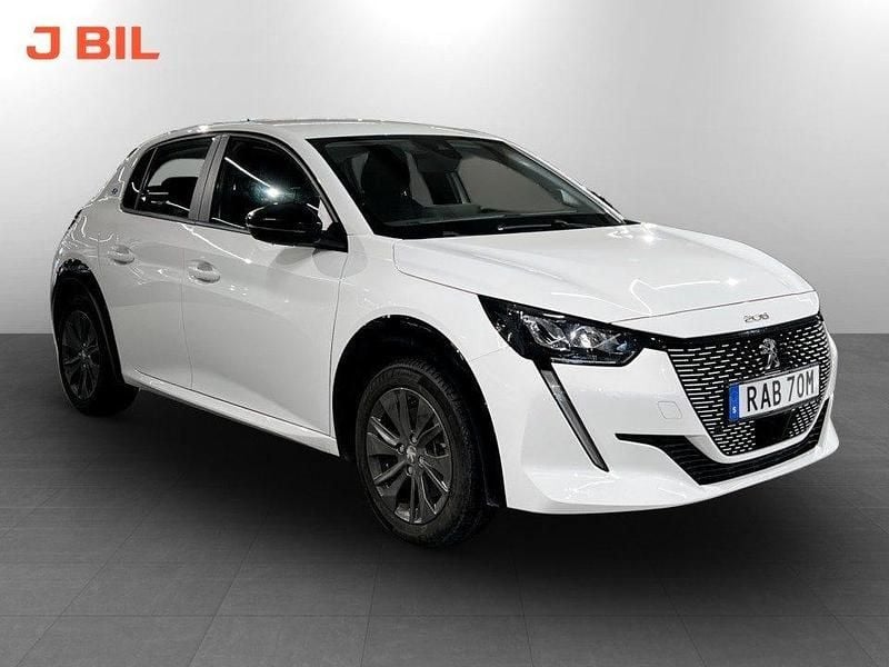 Vit Begagnad 2022 Peugeot e-208 Active Halvkombi | 184 900 kr (Marknadspris) - Bild 1/3