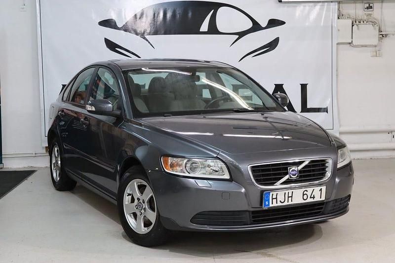Grå Begagnad 2008 Volvo S40 Kinetic Sedan | 54 900 kr (Marknadspris) - Bild 1/4