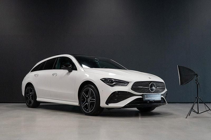 Vit Begagnad 2024 Mercedes CLA250e AMG Sedan | 429 000 kr (Marknadspris) - Bild 1/4