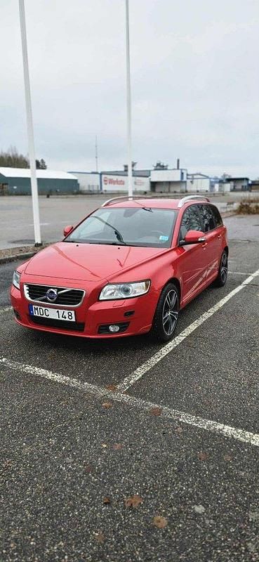 Röd Begagnad 2012 Volvo V50 Momentum Kombi | 65 000 kr (Marknadspris) - Bild 1/4