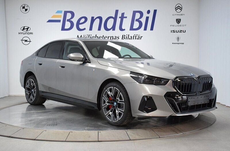 Svart (safirsvart metallic) Ny 2024 BMW i5 M Sport Sedan | 819 500 kr (Marknadspris) - Bild 1/3