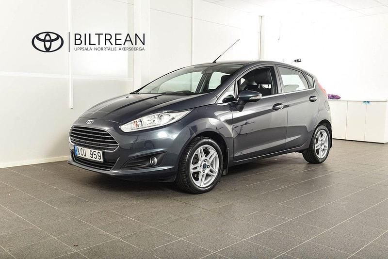 Grå Begagnad 2013 Ford Fiesta Titanium Halvkombi | 68 900 kr (Superpris) - Bild 1/4