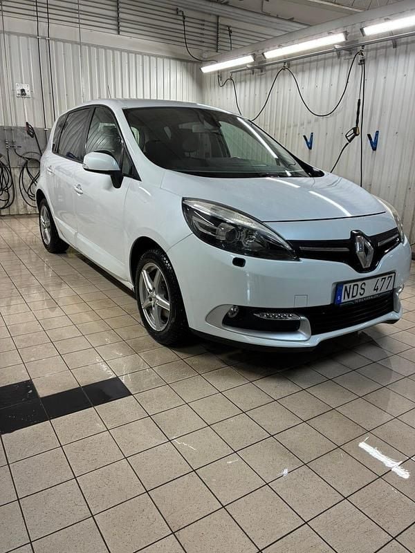 Begagnad Renault Scénic III 110 HK (80 kW) 2013 Vit