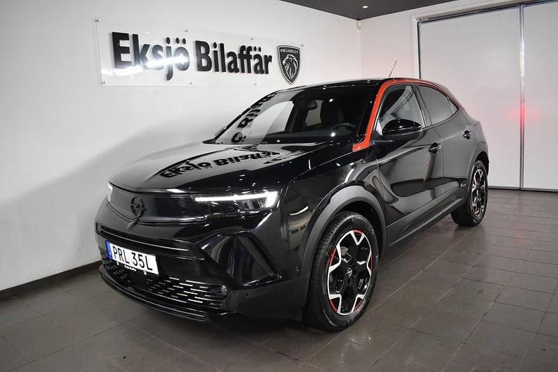 Svart Begagnad 2022 Opel Mokka GS Line SUV | 189 500 kr (Marknadspris) - Bild 1/4