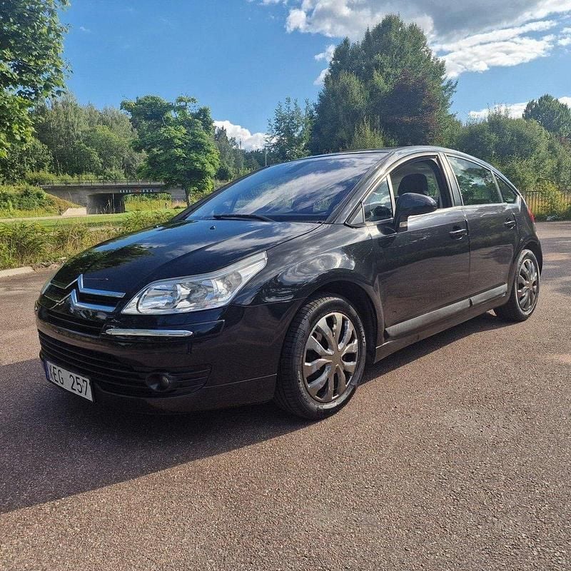 Svart Begagnad 2006 Citroën C4 Halvkombi | 26 500 kr (Marknadspris) - Bild 1/4