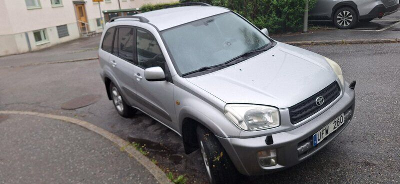 Silver Begagnad 2003 Toyota RAV4 SUV | 50 000 kr (Marknadspris) - Bild 1/4