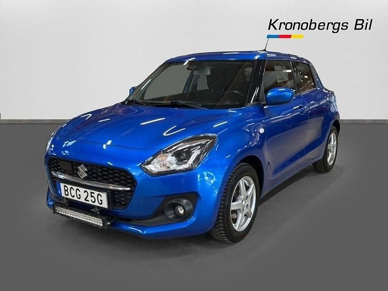 Blå Begagnad 2020 Suzuki Swift Halvkombi | 134 600 kr (Marknadspris) - Bild 1/4