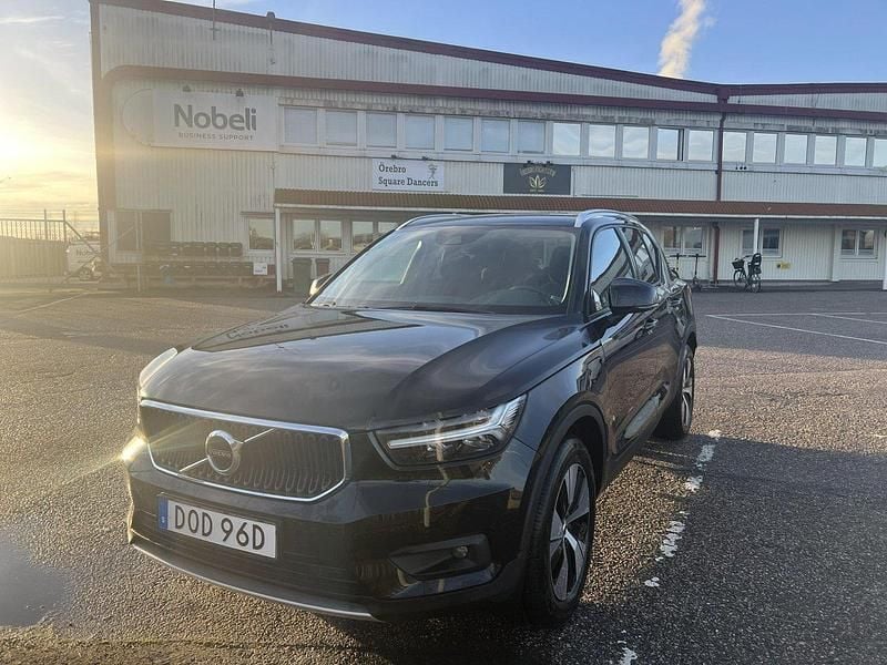 Svart Begagnad 2020 Volvo XC40 Momentum SUV | 329 000 kr (Bra pris) - Bild 1/4