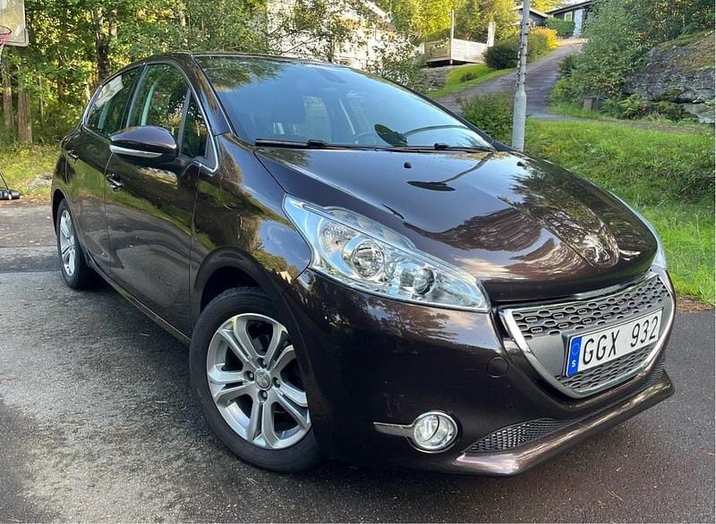Svart Begagnad 2013 Peugeot 208 Halvkombi | 59 500 kr (Bra pris) - Bild 1/4
