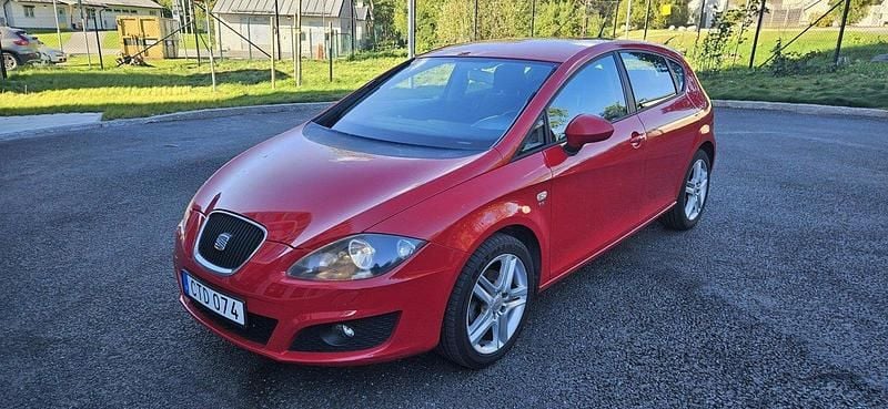 Röd Begagnad 2011 Seat Leon Halvkombi | 59 900 kr (Lite dyr) - Bild 1/4