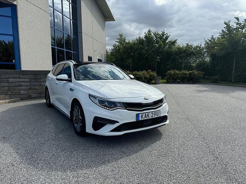 Vit Begagnad 2019 Kia Optima Hybrid 2 Sedan | 189 900 kr (Marknadspris) - Bild 1/4