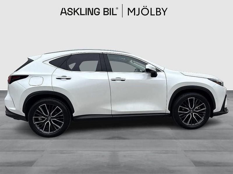 Begagnad Lexus NX450h+ Luxury Line 309 HK (227 kW) 2023 Vit SUV