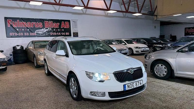 Vit Begagnad 2010 Skoda Superb Kombi | 79 900 kr (Marknadspris) - Bild 1/4