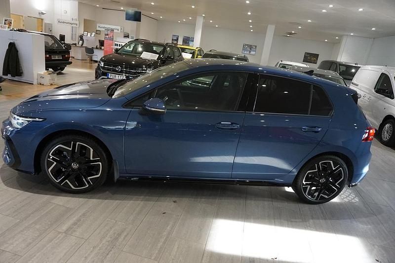 Begagnad VW Golf VIII R-line 150 HK (110 kW) 2024 Blå Kombi