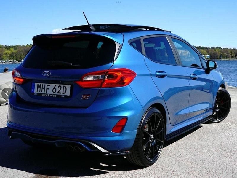 Blå Begagnad 2019 Ford Fiesta Performance Edition Halvkombi | 209 000 kr (Dyr) - Bild 1/4