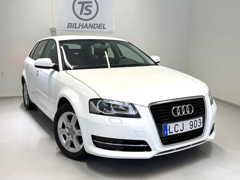 Vit Begagnad 2011 Audi A3 Attraction Halvkombi | 79 900 kr (Marknadspris) - Bild 1/4