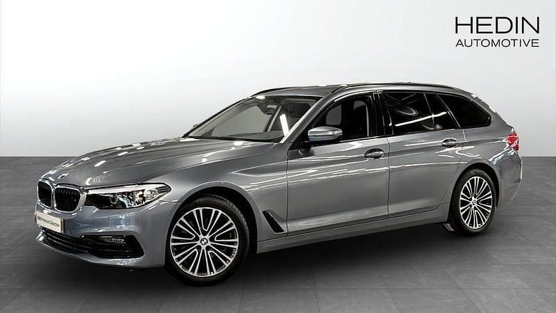 Grå Begagnad 2020 BMW 520 Sport Line Kombi | 278 700 kr (Bra pris) - Bild 1/4