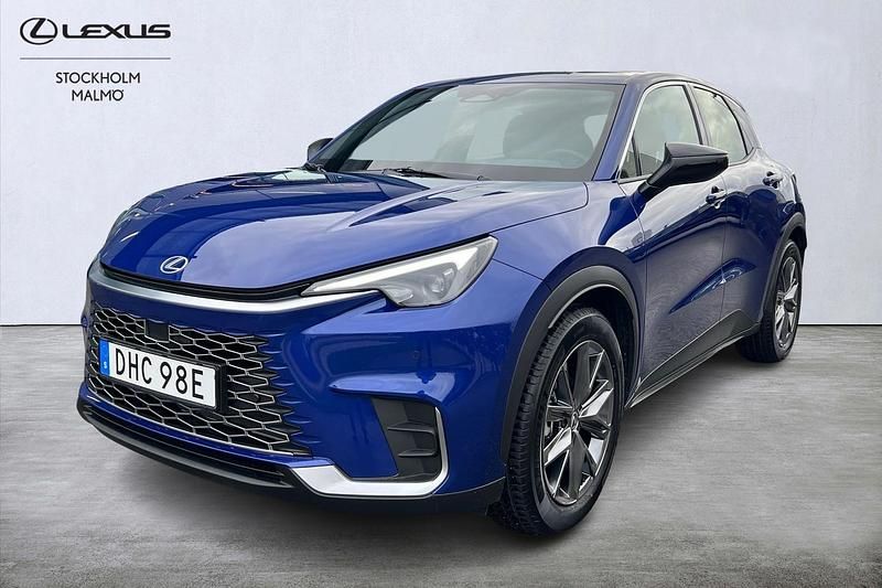 Mörkblå (blå) Begagnad 2025 Lexus LBX SUV | 374 000 kr (Lite dyr) - Bild 1/4