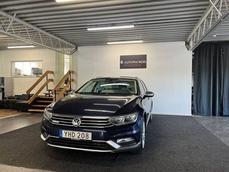 Mörkblå (blå) Begagnad 2016 VW Passat Alltrack Kombi | 159 900 kr (Lite dyr) - Bild 1/4