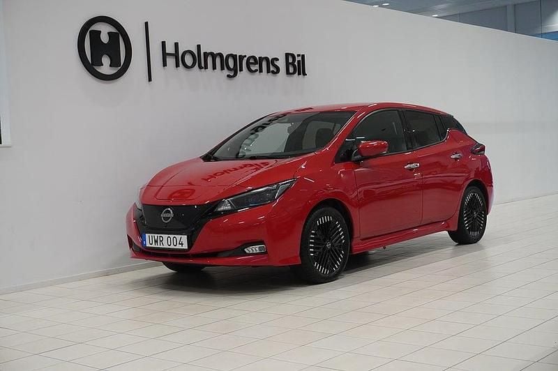 Röd Begagnad 2022 Nissan Leaf N-Connecta Halvkombi | 174 800 kr (Marknadspris) - Bild 1/4