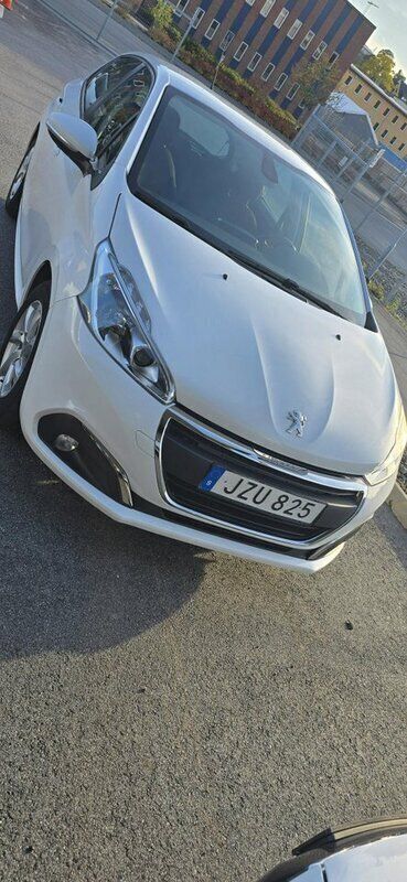 Vit Begagnad 2016 Peugeot 208 Halvkombi | 59 500 kr (Marknadspris) - Bild 1/4