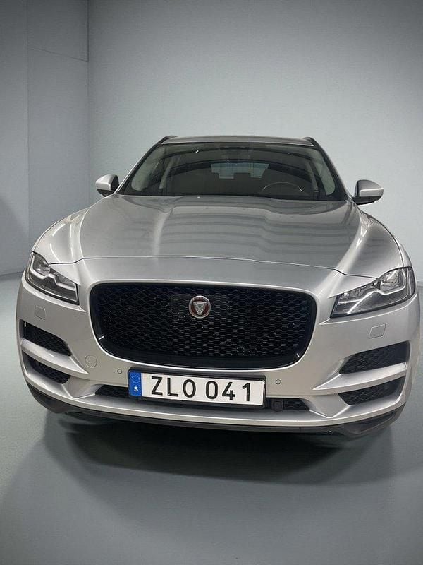 Grå Begagnad 2020 Jaguar F-Pace SUV | 211 000 kr (Marknadspris) - Bild 1/4