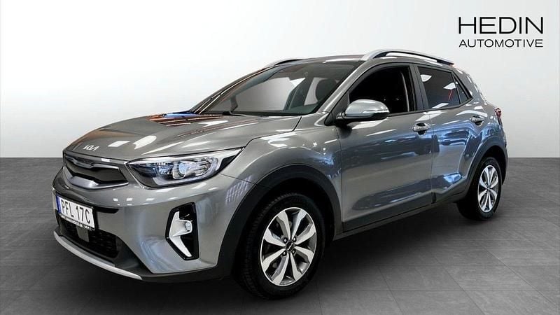 Grå (grey) Begagnad 2024 Kia Stonic 4 SUV | 239 900 kr (Marknadspris) - Bild 1/4
