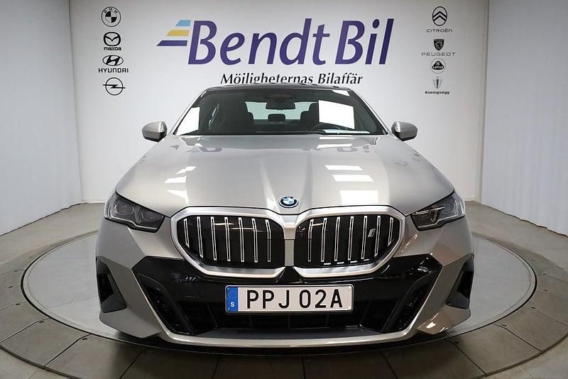 Begagnad BMW i5 M Sport 250 kW (340 HK) 2023 Oxide grey metallic Sedan