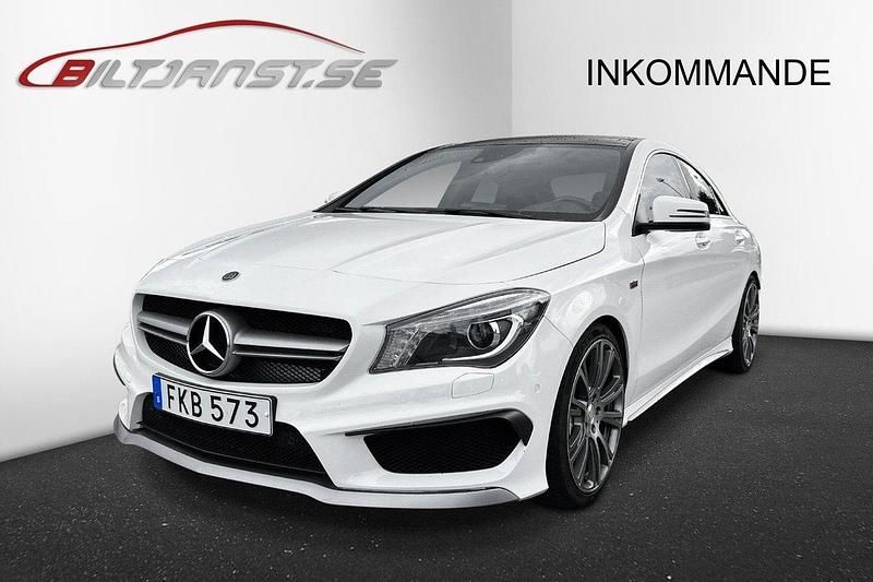 Vit Begagnad 2014 Mercedes CLA45 AMG AMG Sportkupé | 309 900 kr (Marknadspris) - Bild 1/4