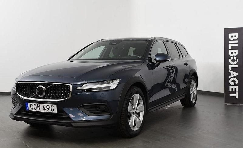 Mörkblå Begagnad 2024 Volvo V60 CC Core Kombi | 415 800 kr (Marknadspris) - Bild 1/4