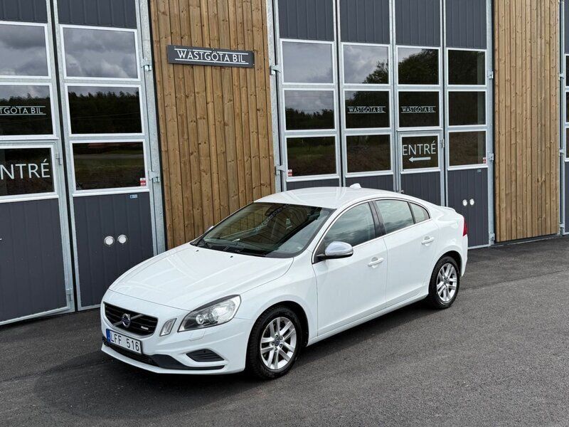 Vit Begagnad 2010 Volvo S60 R-Design Momentum Sedan | 99 500 kr (Lite dyr) - Bild 1/4