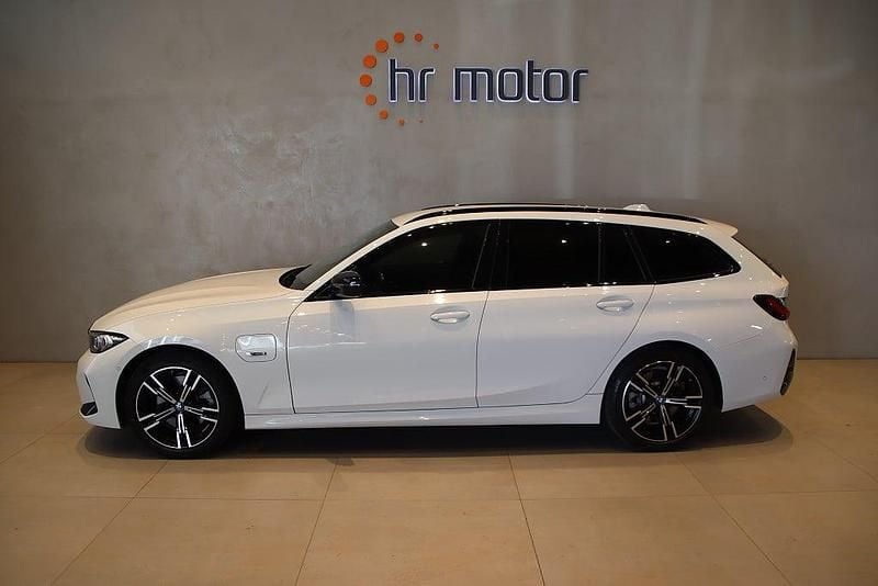 Vit Begagnad 2023 BMW 330e M Sport Kombi | 389 000 kr (Lite dyr) - Bild 1/4