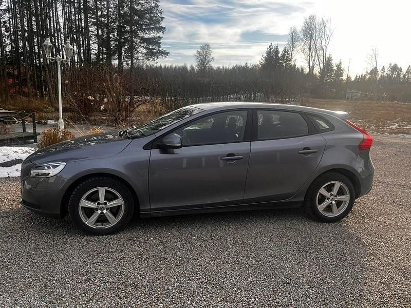 Gråmetallic Begagnad 2017 Volvo V40 | 125 000 kr (Marknadspris) - Bild 1/4