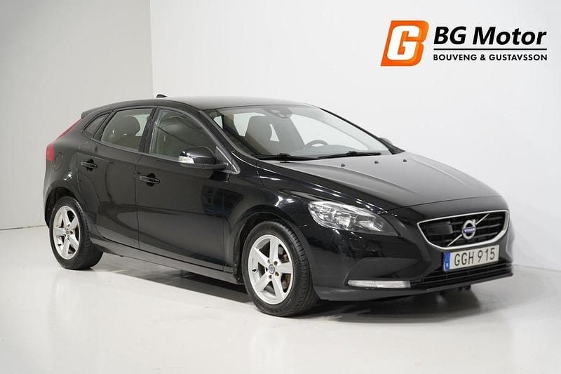 Svart Begagnad 2015 Volvo V40 Kinetic Kombi | 94 900 kr (Marknadspris) - Bild 1/4