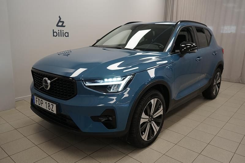Blå Begagnad 2022 Volvo XC40 Plus SUV | 399 900 kr (Marknadspris) - Bild 1/3