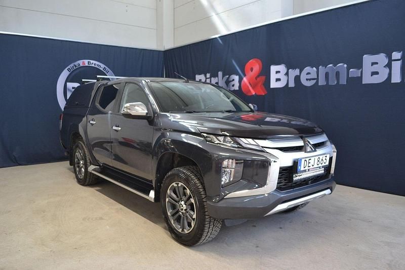 Grå Begagnad 2020 Mitsubishi L200 Pickup | 309 000 kr (Marknadspris) - Bild 1/4
