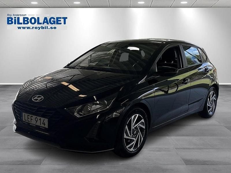 Röd metallic Begagnad 2023 Hyundai i20 Essential Halvkombi | 209 900 kr (Marknadspris) - Bild 1/4