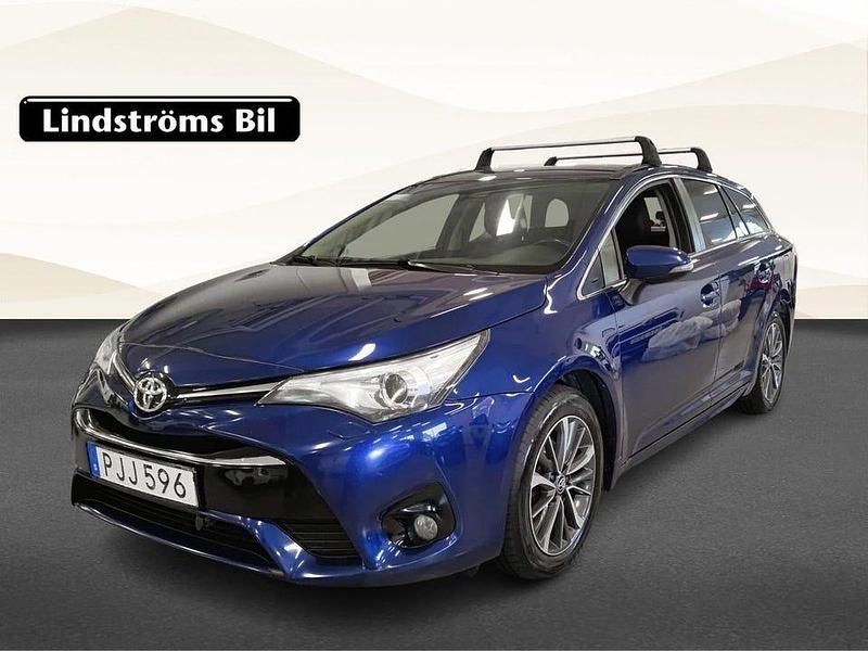 Mörkblå Begagnad 2017 Toyota Avensis Active Kombi | 134 900 kr (Marknadspris) - Bild 1/4
