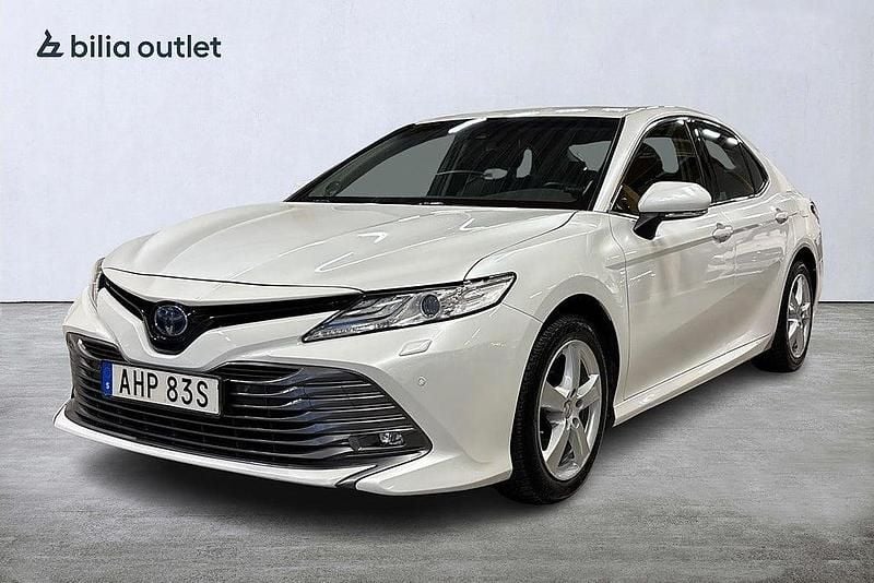 Vit Begagnad 2019 Toyota Camry Hybrid Executive Sedan | 269 900 kr (Marknadspris) - Bild 1/4