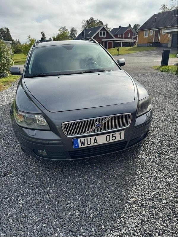 Grå Begagnad 2005 Volvo V50 Kinetic Kombi | 38 000 kr (Marknadspris) - Bild 1/3