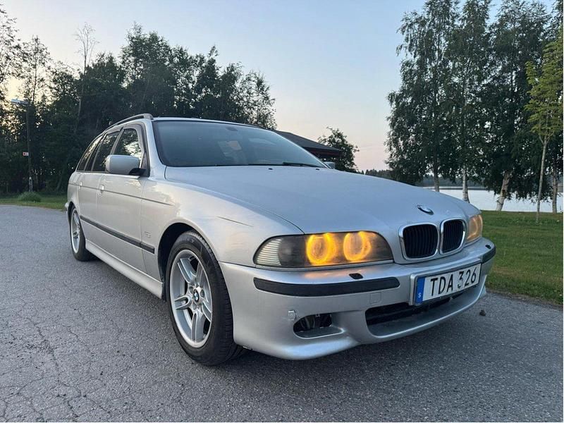 Grå Begagnad 2002 BMW 525 M Sport Kombi | 43 000 kr (Dyr) - Bild 1/4