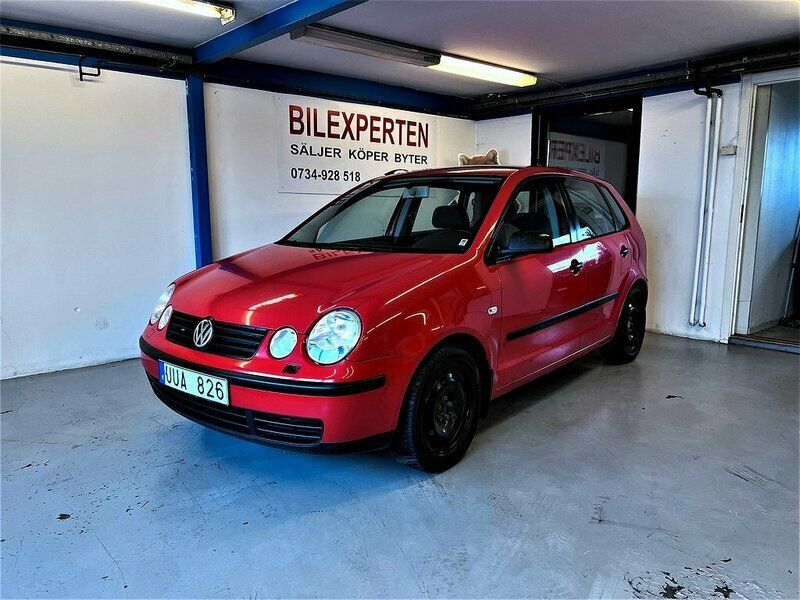 Röd Begagnad 2004 VW Polo Comfortline Halvkombi | 22 900 kr (Lite dyr) - Bild 1/4