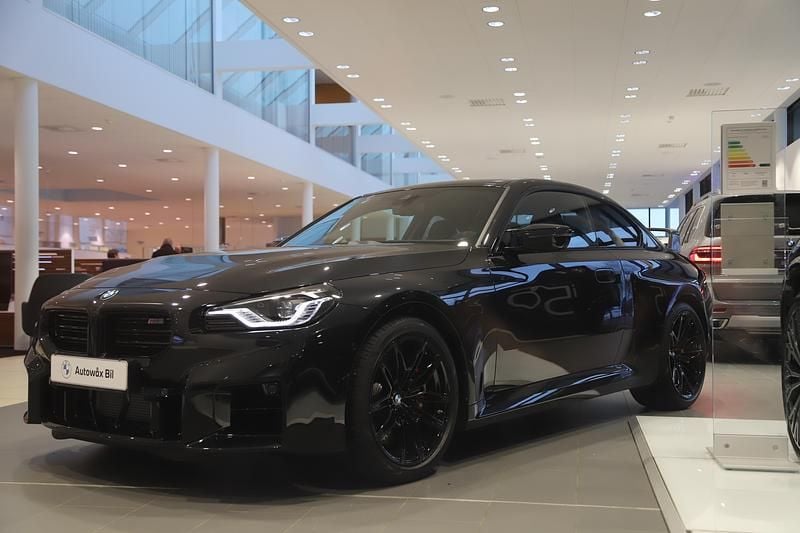 Svart Ny 2026 BMW M2 Sportkupé | 989 000 kr - Bild 1/3